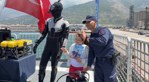 TCG Karpaz ve TCSG Yaşam gemileri, Hatay'da ziyarete açıldı