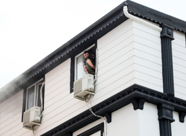 Yangında dumandan etkilenip, apartta mahsur kalanları itfaiye kurtardı