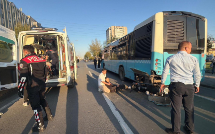 Motosiklet, duraktaki otobüse çarptı; 2 yaralı