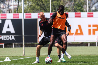 Samsunspor, Corendon Alanyaspor maçının hazırlıklarını tamamlayarak Antalya’ya hareket etti