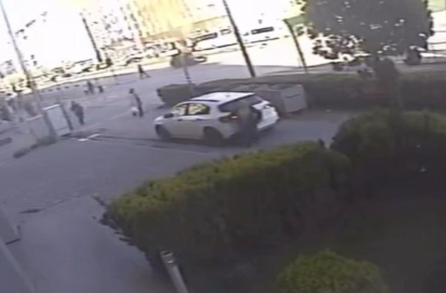 Sürücüsünün geri manevra yaptığı otomobil kadına çarptı; kaza kamerada