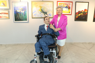 52 yıldır yatalak oğluna bakan emekli öğretmenden 15’inci resim sergisi