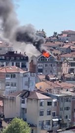 Üsküdar'da 5 katlı binanın çatısı alev alev yandı
