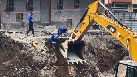 İnşaat temel kazısı sırasında doğal gaz borusu patladı