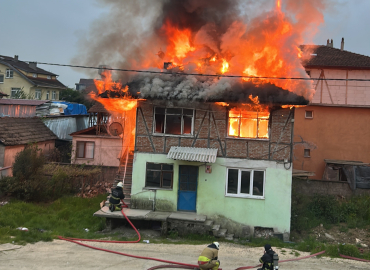 Düzce'de 2 katlı ev alev alev yandı