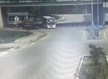 Öğrencileri taşıyan halk otobüsü, otomobilin üzerine devrildi: 46 yaralı (2)