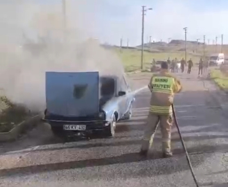 Alev alan otomobiline müdahale ederken yaralandı