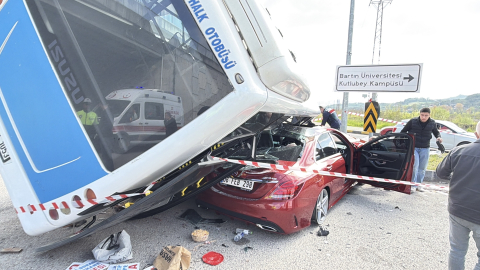 Öğrencileri taşıyan otobüs, otomobilin üzerine devrildi: 46 yaralı