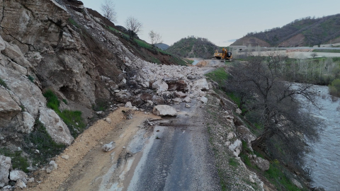 Bingöl’de heyelan nedeniyle yol ulaşıma kapandı