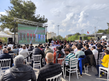 Mardin’de taraftar, play-off maçını dev ekrandan izledi