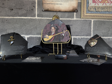 14 usta, Aşık Veysel’in şiirleri ve hayatını obsidyen taşlarına işledi