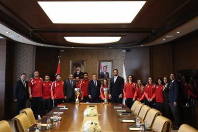 Bakan Bak, Milli güreşçileri kabul etti