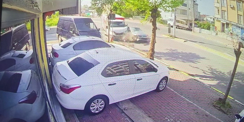 Kamyonet ile otomobilin çarpıştığı kaza kamerada; 2 yaralı