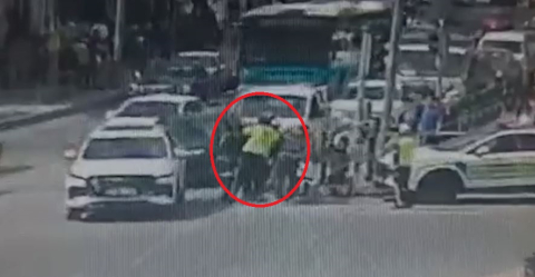 Nefes borusuna cisim kaçan moto kurye, polislerin ‘heimlich’ manevrası ile hayata tutundu; o anlar kamerada