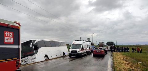 1 Mayıs kutlamalarına giden işçileri taşıyan otobüs yoldan çıktı; 1 yaralı