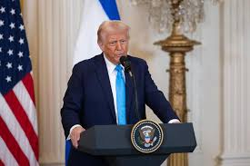 Trump: İran'ın limanlarına yönelik deniz ablukası devam edecek