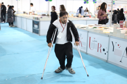 Engelleri kalemiyle yıktı; okula gitmeden 3 roman yazdı