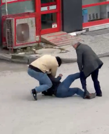 Sokak ortasında 2 kişi tarafından darbedildi