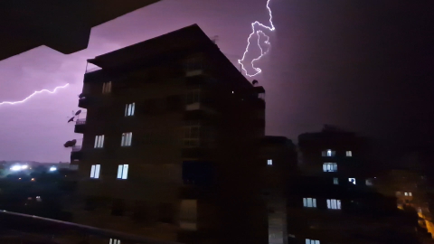 Diyarbakır ve Batman’da şimşekler geceyi aydınlattı; yollar suyla doldu