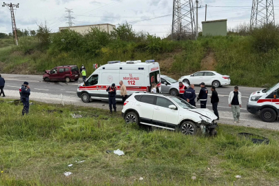 Otomobille hafif ticari araç çarpıştı; 1’i ağır, 4 yaralı