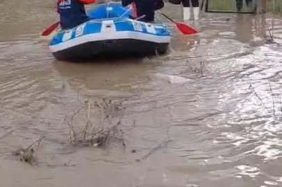 Tokat'ta su basan evlerinde mahsur kalanları AFAD botla kurtardı