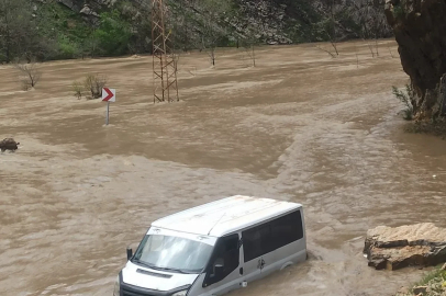 Kaval Deresi taştı, köy yolu ulaşıma kapandı (2)
