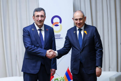 Cumhurbaşkanı Yardımcısı Yılmaz, Ermenistan Başbakanı Paşinyan ile bir araya geldi
