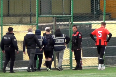 Sahaya girip orta hakeme yumruk atan futbolcu serbest kaldı, kulübüyle ilişiği kesildi