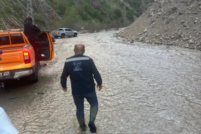 Kaval Deresi taştı, köy yolu ulaşıma kapandı