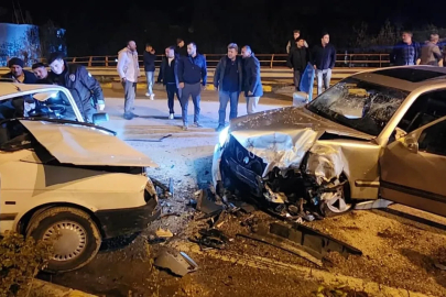 Kavşakta ters yöne giren alkollü sürücünün otomobili, başka otomobille çarpıştı: 6 yaralı