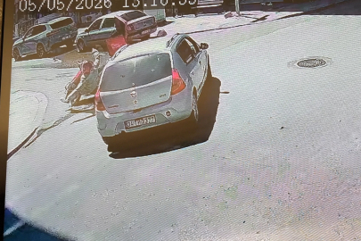 Otomobille motosikletin çarpıştığı kaza kamerada; 1 yaralı 