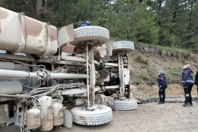 Bolu’da kum yüklü kamyon devrildi: 1 ölü