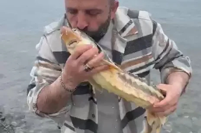 Satın aldığı balığı, canlı ve nesli tehlikedeki tür olduğunu görünce denize ulaştırdı