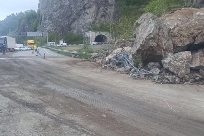 Artvin’de heyelan; sahil yolunda kontrollü ulaşım (2)