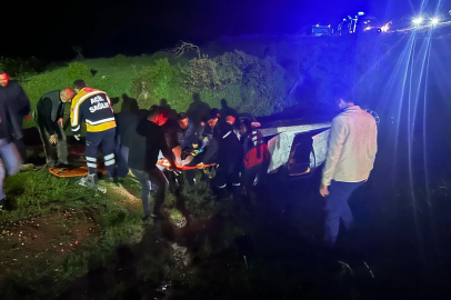Cenazeye gidenlerin bulunduğu otomobil, şarampole yuvarlandı; 4 yaralı