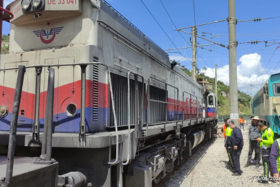 Yük treni, okul servis minibüsüne çarptı; sürücü yaralandı