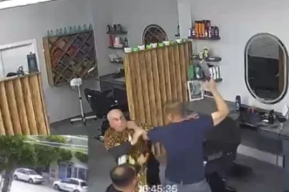 Berberde tıraş olan husumetlisine satırla saldırdı; 2 kişinin yaralandığı kavga anı kamerada