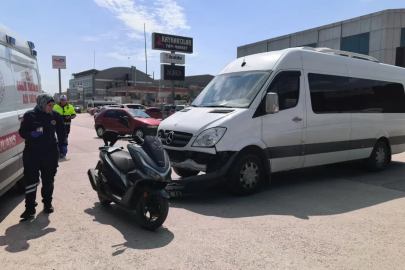 Minibüsle çarpışan motosikletten düşen baba ile kızı yaralandı
