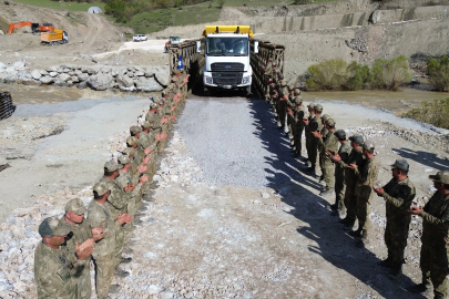 TSK'nın Hakkari'de heyelan bölgesine kurduğu panel köprüden ilk araç geçişleri yapıldı