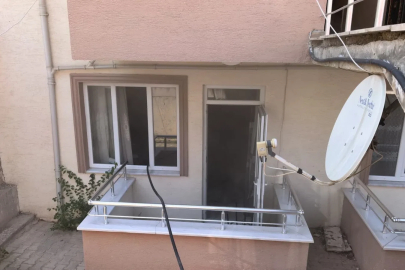 Evlerinde çıkan yangında mahsur kalan anne ile otizmli kızını komşuları kurtardı