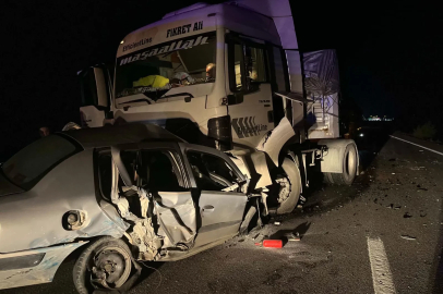 TIR ile çarpışan otomobildeki çift öldü