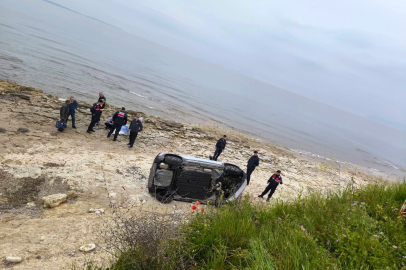 Bariyeri aşıp, kumsala uçan otomobilden yara almadan kurtuldular/Ek fotoğraflar