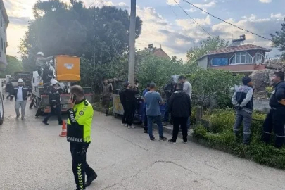 Yamaçtan kopan kaya parçaları evi kullanılamaz hale getirdi