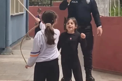 Zonguldak’ta okulda görevli polis, çocuklarla ip atladı