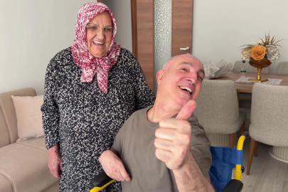 78 yaşındaki annenin hayali gerçek oldu; hediye edilen evde bakımını üstlendiği oğlu güneşi gördü