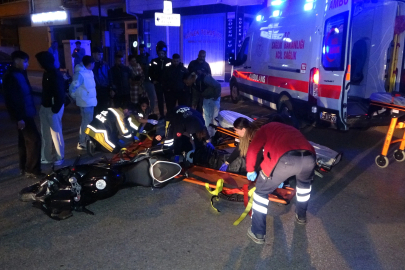 Motosikletle kamyonetin çarpıştığı kaza kamerada; 2 yaralı 