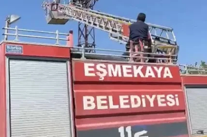 Tamir etmek için çıktığı elektrik direğinde akıma kapılıp mahsur kaldı