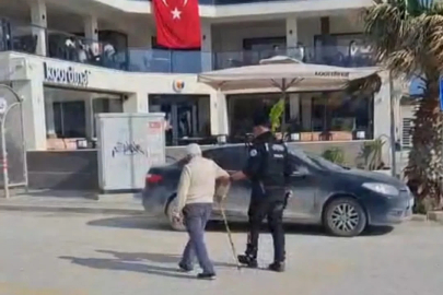 Hatay’da polisin, yolun karşısına geçmekte zorlanan kişiye yardım ettiği anlar kamerada