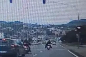 Motosikletin yayaya çarpması sonucu 2 kişi yaralandı; kaza anı kamerada