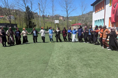 Okul bahçesinde anneler çocuklar gibi eğlendi